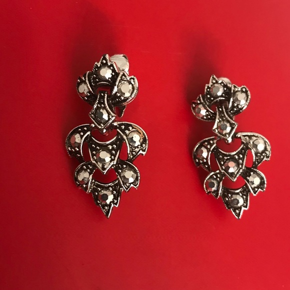 Vintage 1950’s Emmons Clip On Earrings - Picture 6 of 10